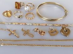 An assortment of gold jewellery to include a two-tone bangle, 60mm; tri-colour bracelet, 18 cm