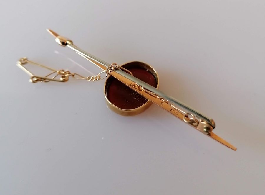 Four 9ct gold tie pins, two with pearl decoration, one with a carnelian, stamped and hallmarked - Image 5 of 5