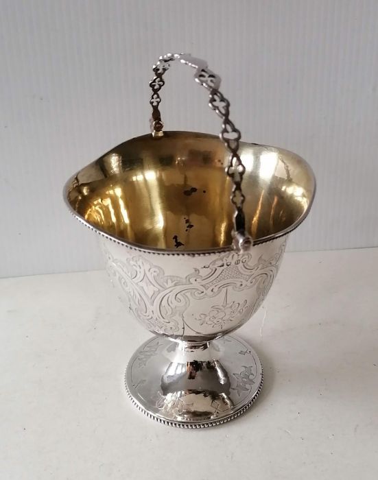 A Victorian silver sugar basket with pierced swing handle - Image 2 of 5