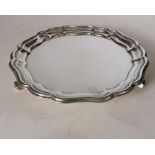 A George VI silver salver with pie crust border on three scroll feet by Garrard, London, 1945, 20 cm