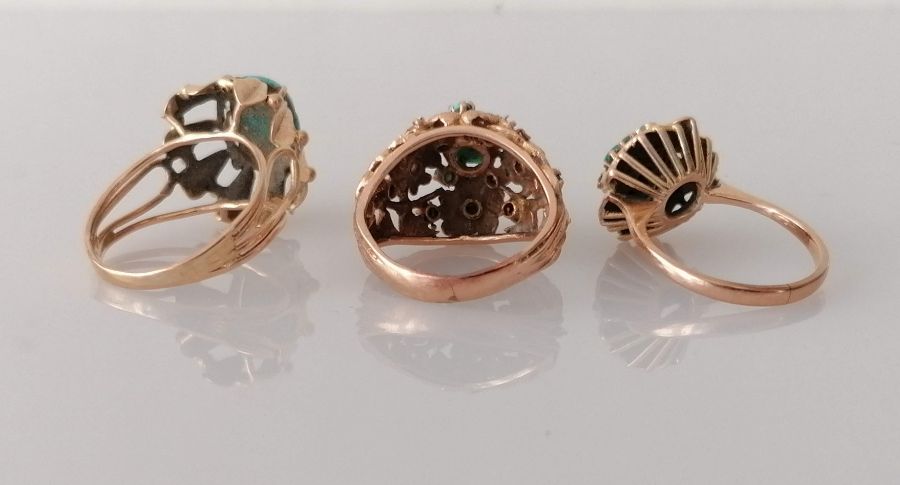 Three yellow gold dress rings with turquoise decoration, sizes K1/2, I1/2, N, unmarked - Image 3 of 3