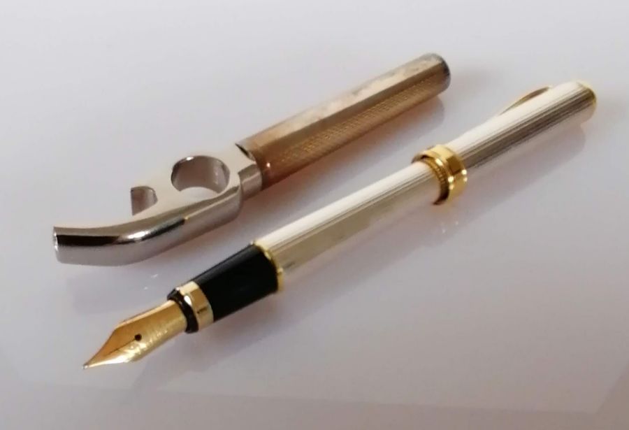 A white and yellow metal fountain pen with iridium point, 11.5 cm with Asprey & Garrard packaging - Image 3 of 3