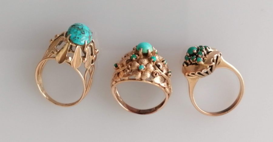 Three yellow gold dress rings with turquoise decoration, sizes K1/2, I1/2, N, unmarked - Image 2 of 3