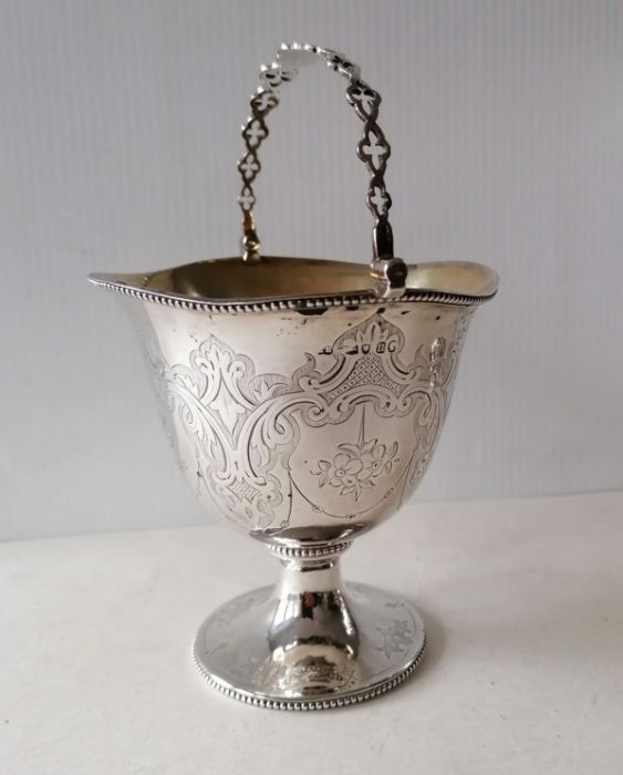 A Victorian silver sugar basket with pierced swing handle - Image 3 of 5