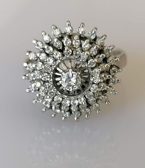 A white gold diamond cluster ring in a claw setting - Image 5 of 5