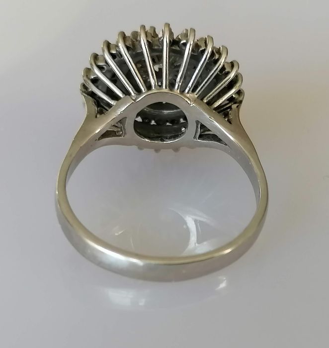 A white gold diamond cluster ring in a claw setting - Image 3 of 5