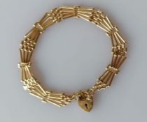 A yellow gold gate-link bracelet with heart clasp, hallmarked 9ct, 18 cm, 7.8g