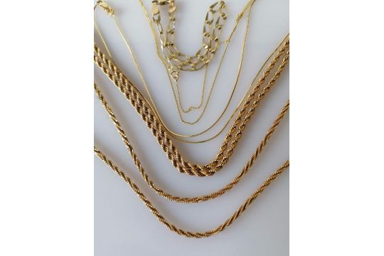 Three 15ct yellow gold necklaces, 46, 46, 40 cm, all hallmarked, clasps good, 30g - Image 2 of 2