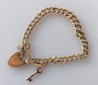 A 9ct yellow gold curb-link bracelet with lock clasp, 15 cm, hallmarked, 10.43g
