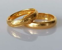 Two 22ct gold wedding bands, one with etched decoration, 4,5mm, sizes M, O1/2, hallmarked, 13g (2)