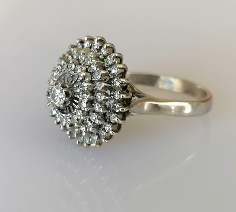 A white gold diamond cluster ring in a claw setting - Image 4 of 5