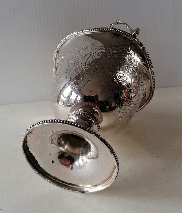 A Victorian silver sugar basket with pierced swing handle - Image 5 of 5