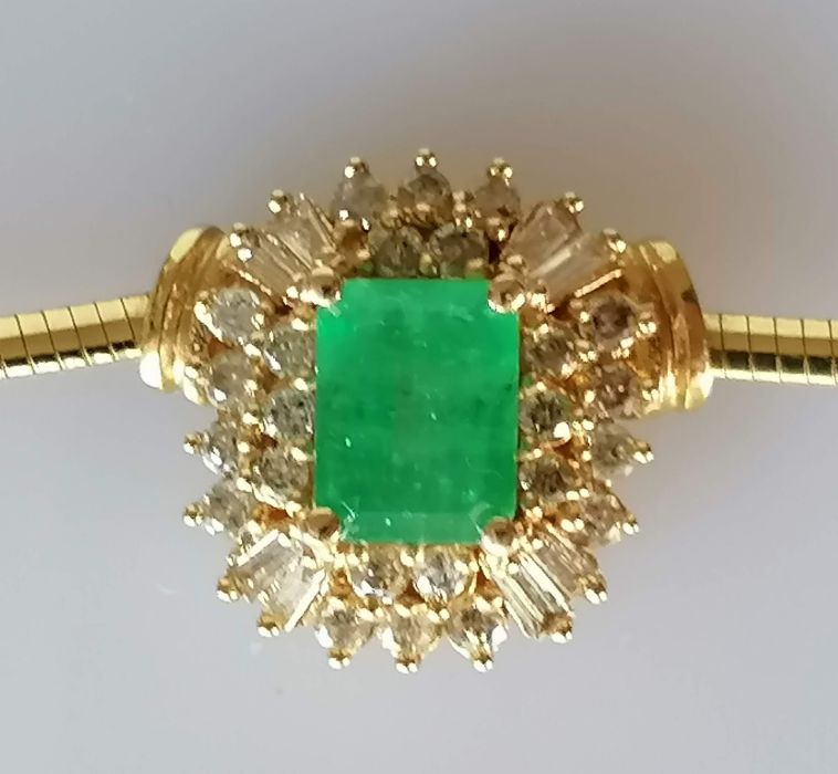 An emerald and diamond parure comprising a gold snake-link necklace (42 cm) with pendant - Image 5 of 5