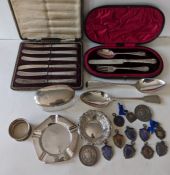 Two Georgian fiddle pattern silver table spoons, each 22cm, 1808, 1824