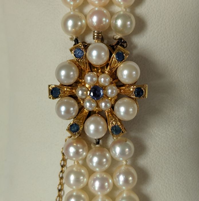 A three-strand cultured pearl bracelet with 9ct yellow gold and sapphire clasp - Image 5 of 5