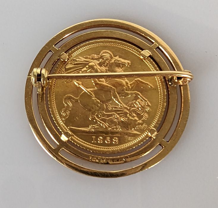 A QEII gold sovereign, 1968, in an 18ct gold mount, 13.6g - Image 2 of 2