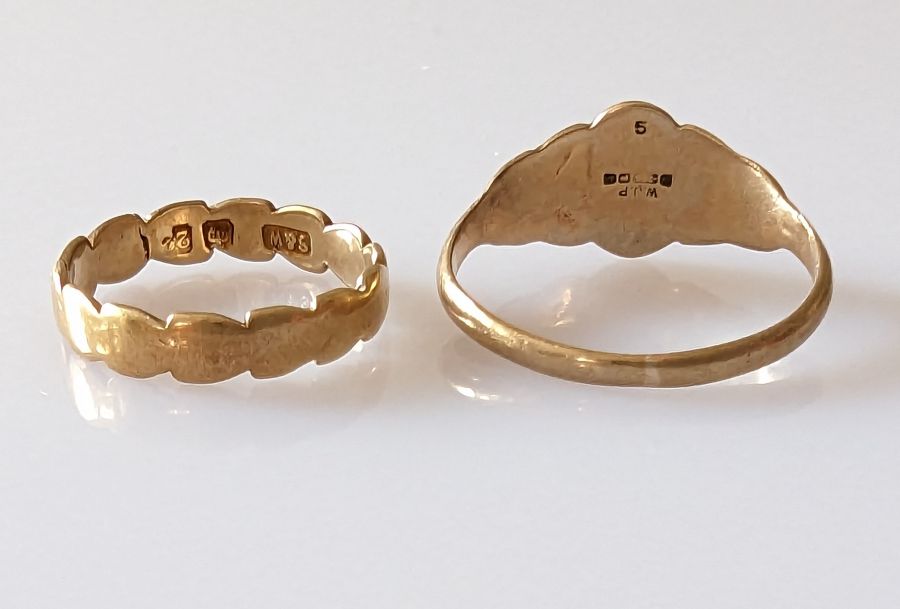 A 22ct yellow gold band with carved design, 2.4g and a 9ct gold signet ring - Image 2 of 2