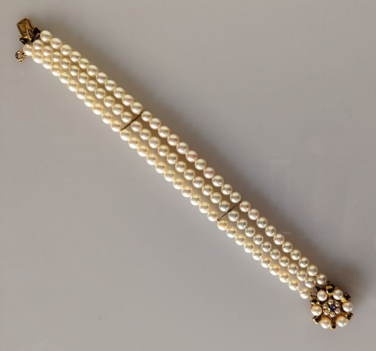 A three-strand cultured pearl bracelet with 9ct yellow gold and sapphire clasp - Image 4 of 5