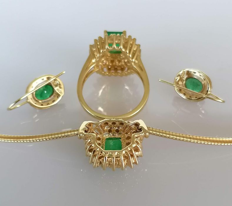 An emerald and diamond parure comprising a gold snake-link necklace (42 cm) with pendant - Image 3 of 5