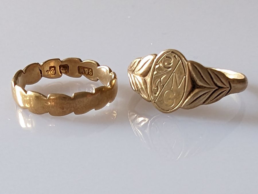 A 22ct yellow gold band with carved design, 2.4g and a 9ct gold signet ring