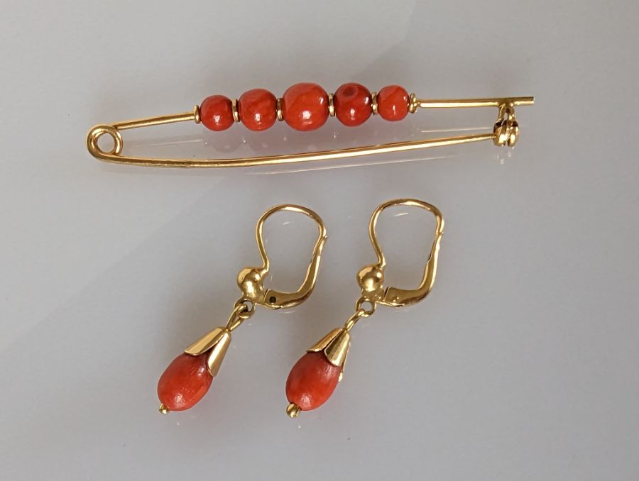 A yellow gold and coral cabochon oval ring in a basket setting with similar brooch and earrings - Image 2 of 4