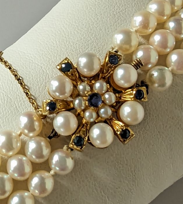 A three-strand cultured pearl bracelet with 9ct yellow gold and sapphire clasp - Image 3 of 5