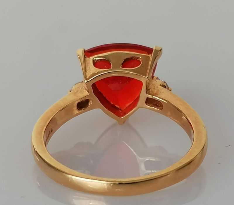 A trilliant-cut ruby ring with diamond decoration by Iliana, on a yellow gold claw setting - Image 3 of 5