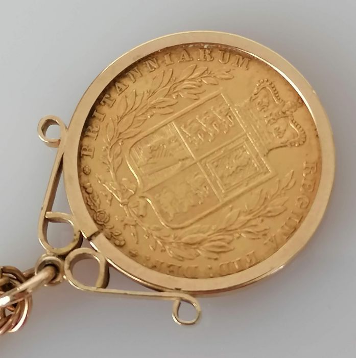 A mounted Victorian shield-back gold sovereign, 1844, on a 9ct gold chain, 58 cm, 25g - Image 2 of 3