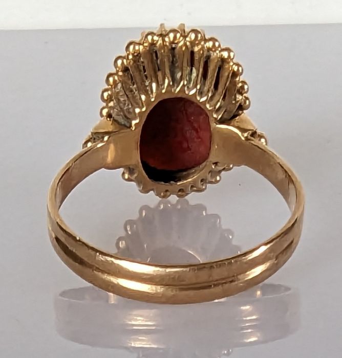 A yellow gold and coral cabochon oval ring in a basket setting with similar brooch and earrings - Image 4 of 4