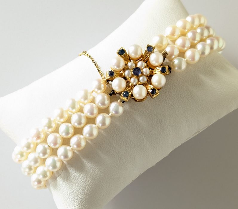 A three-strand cultured pearl bracelet with 9ct yellow gold and sapphire clasp - Image 2 of 5