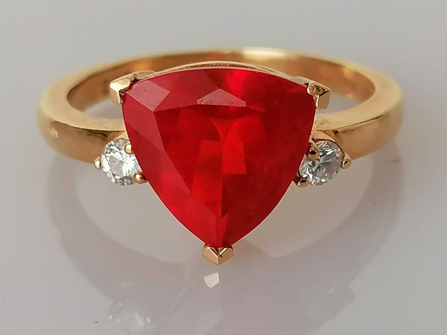 A trilliant-cut ruby ring with diamond decoration by Iliana, on a yellow gold claw setting - Image 2 of 5