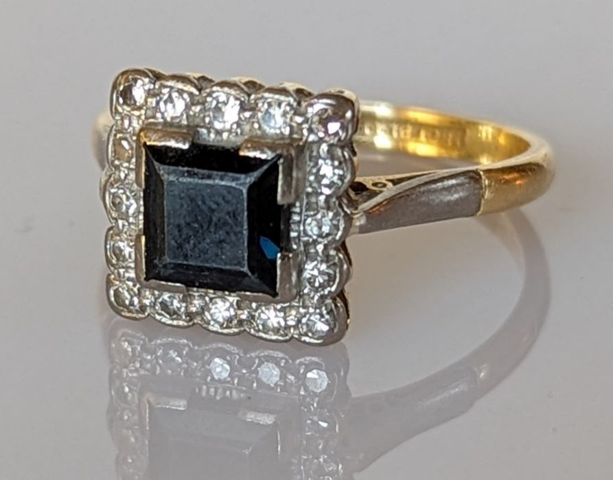 An Edwardian five-stone diamond ring, pave-set on a yellow gold setting - Image 4 of 5