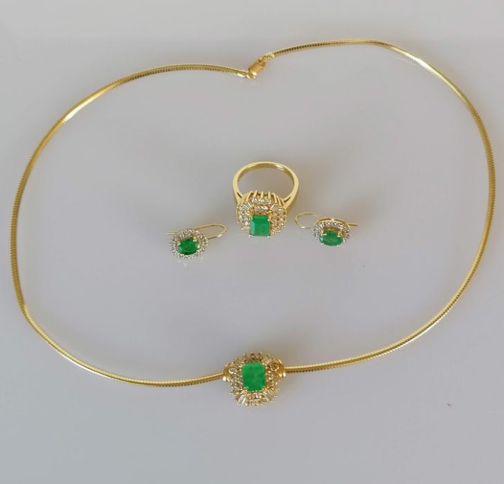 An emerald and diamond parure comprising a gold snake-link necklace (42 cm) with pendant - Image 2 of 5