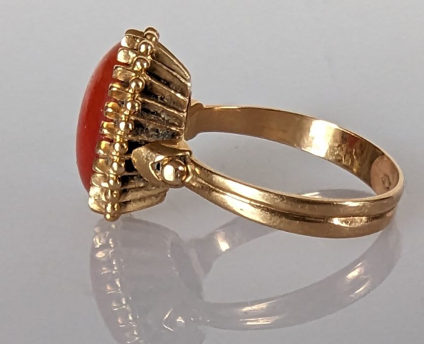 A yellow gold and coral cabochon oval ring in a basket setting with similar brooch and earrings - Image 3 of 4