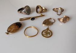 A 22ct yellow gold wedding band, 1.5g; an 18ct gold gem-set brooch, 3.2g