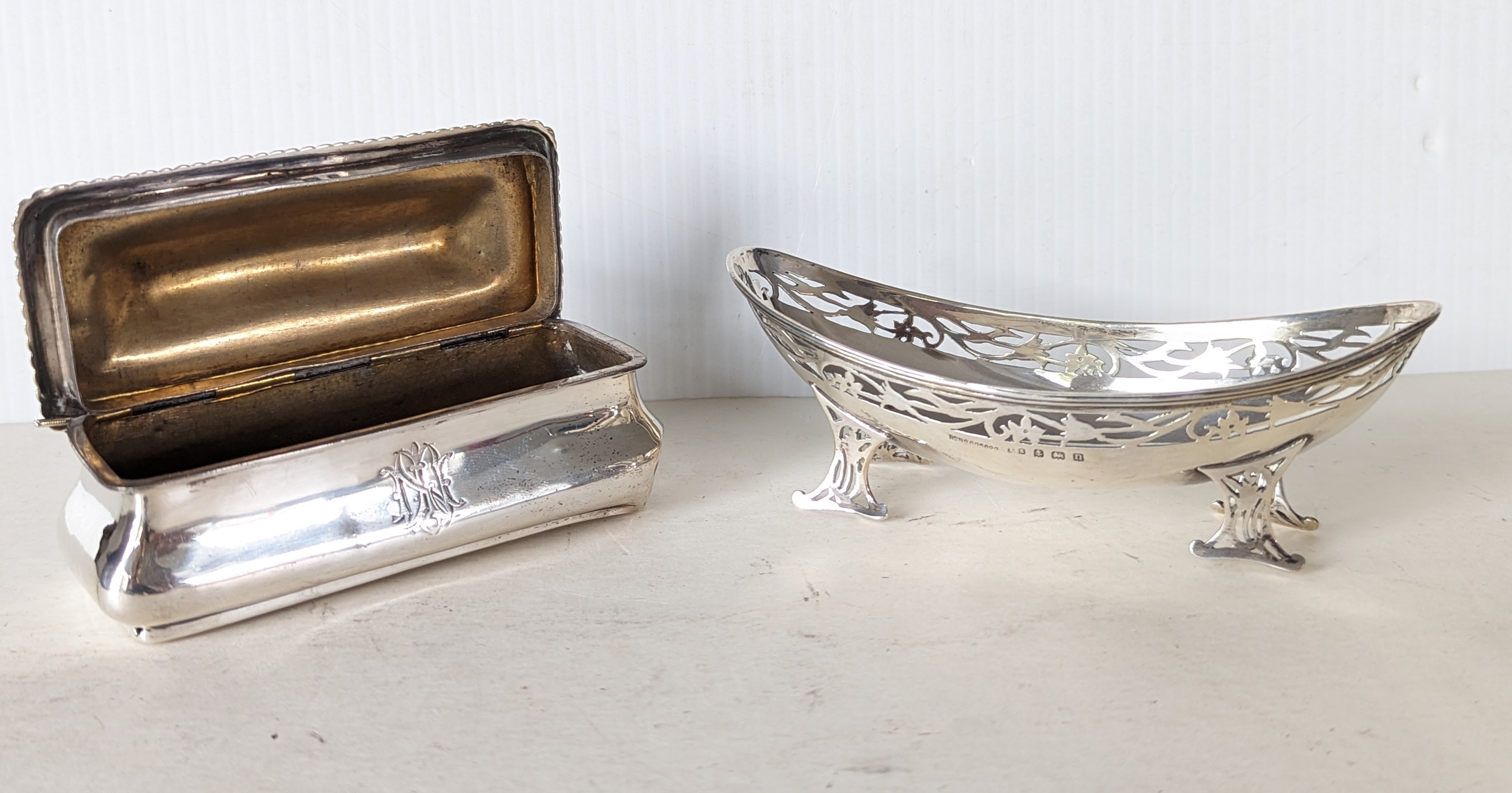 A late Victorian silver oblong trinket box with gadroon rim, 11 cm W, hallmarked for Mitchell Bosley - Image 2 of 2