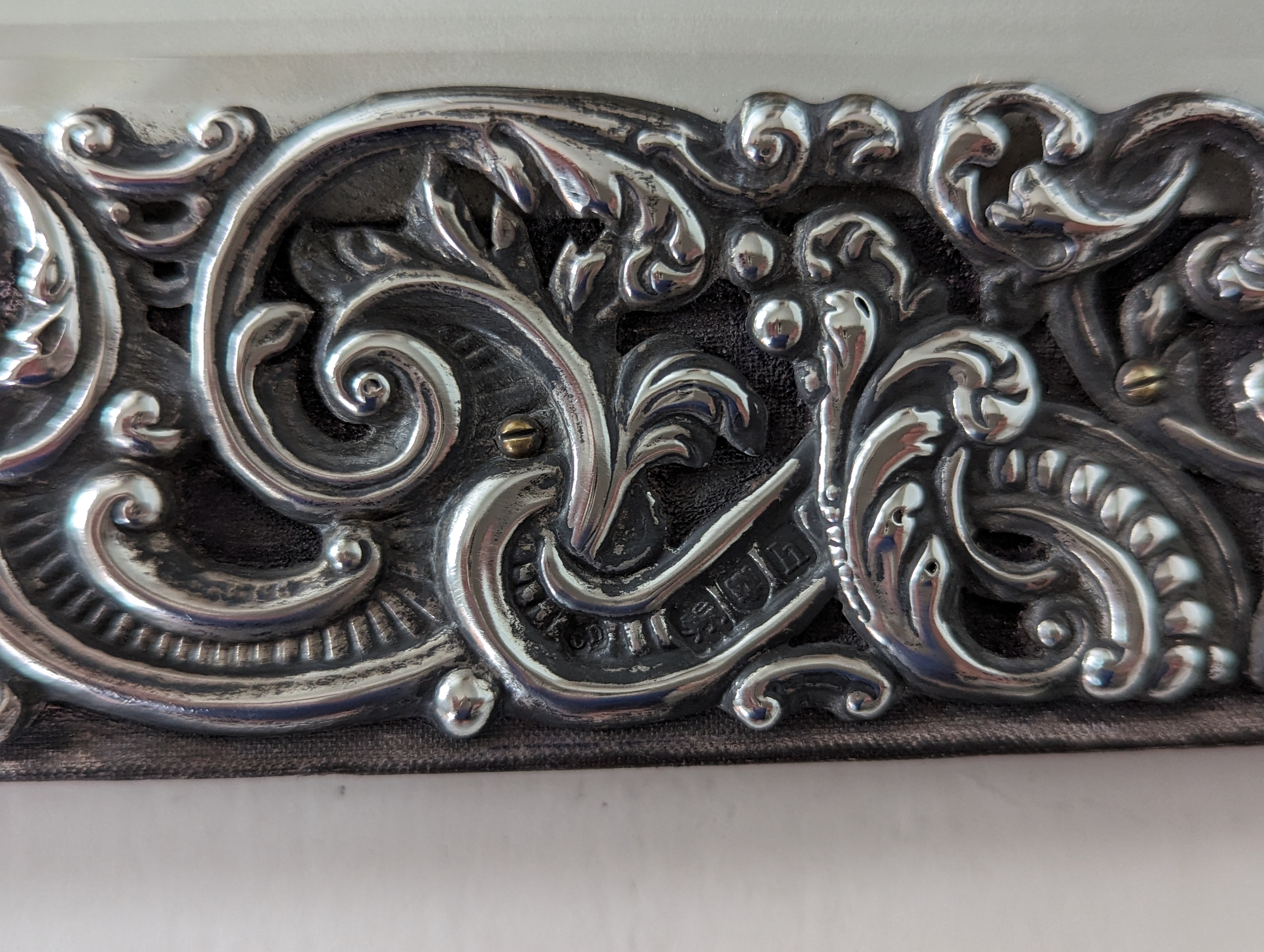 An Edwardian silver-framed table mirror with profuse pierced rococo decoration - Image 4 of 6