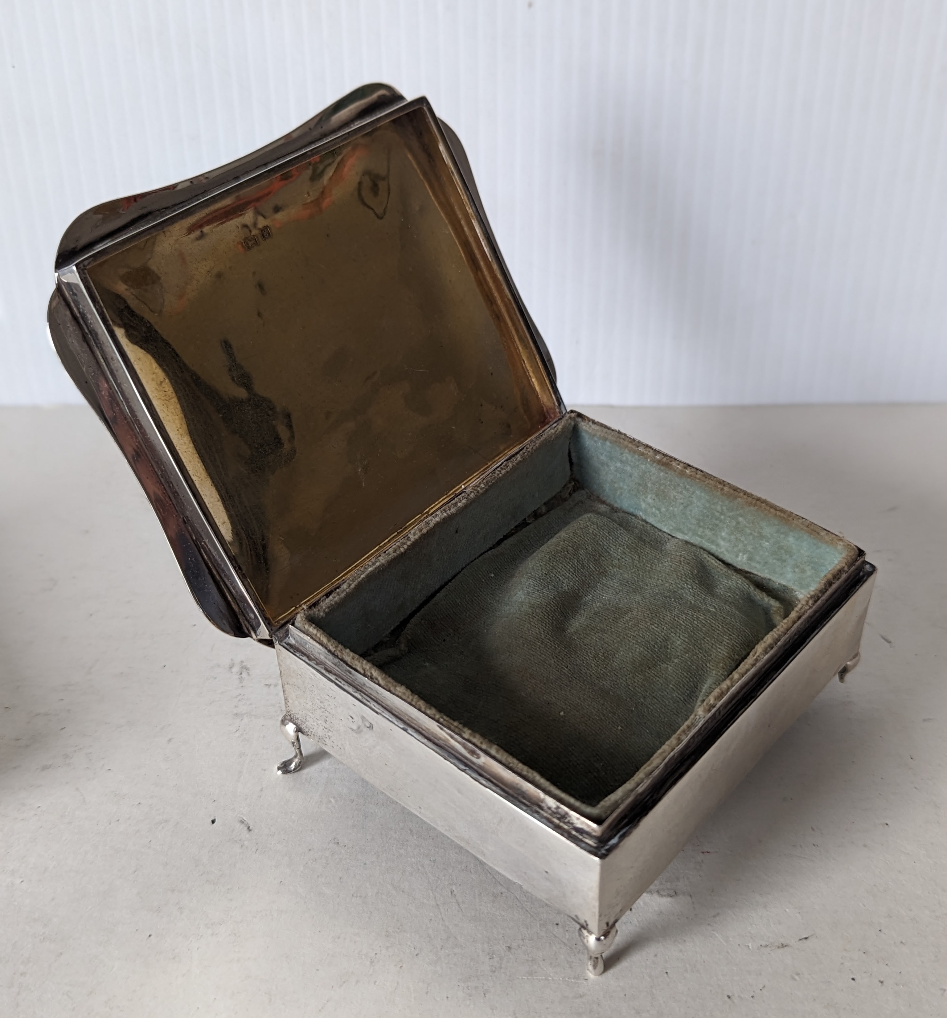 An Edwardian silver jewellery casket with carved rim, lined interior on four feet, (one short) - Image 7 of 8