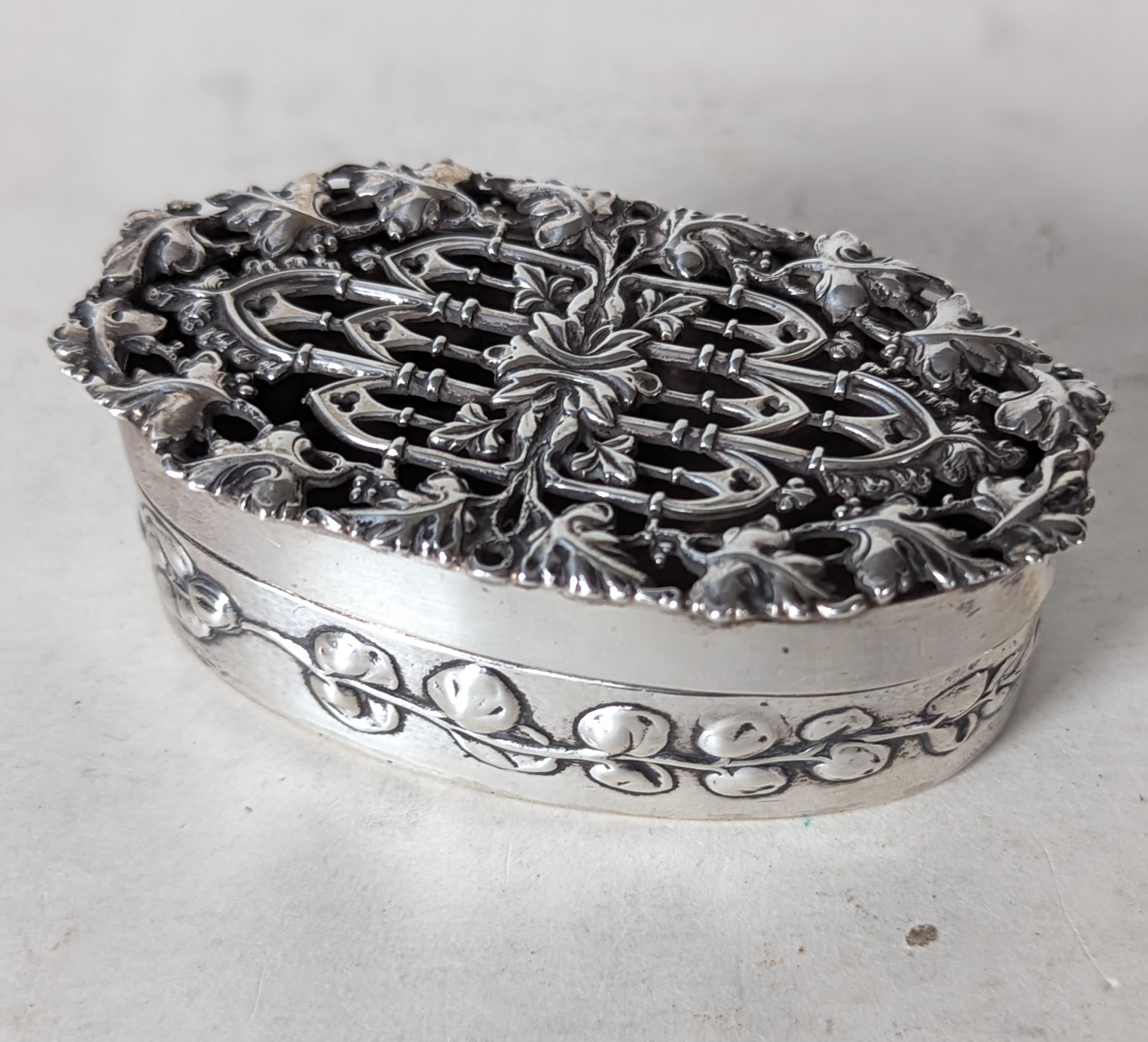 An Edwardian silver jewellery casket with carved rim, lined interior on four feet, (one short) - Image 2 of 8