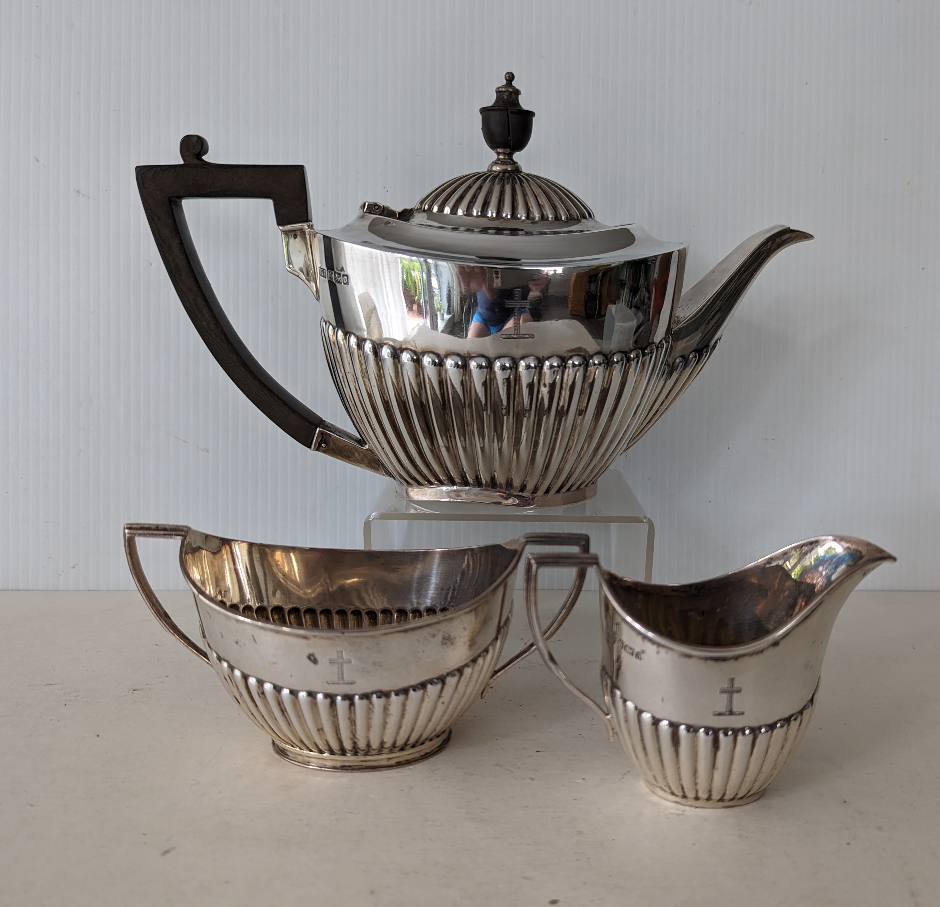 An Edwardian silver three-piece tea service with fluted decoration by Roberts & Belk, Sheffield - Image 3 of 4