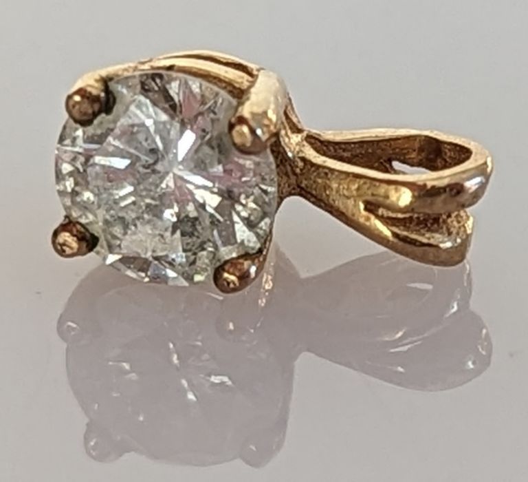 A solitaire diamond ring with split shoulder shank, decorated with diamonds to both sides - Image 4 of 7