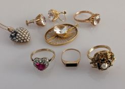 An assortment of gold jewellery to include a pendant/ring/earrings set with faux diamonds 