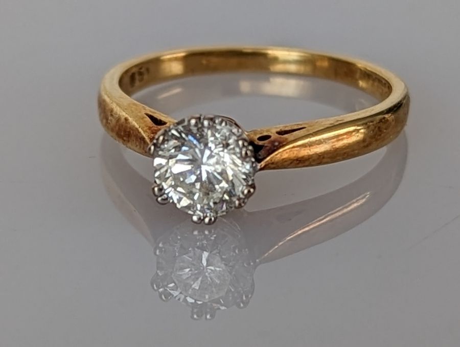 A diamond solitaire ring in an 18ct yellow gold claw setting, the round brilliant-cut diamond 0.50 - Image 2 of 4