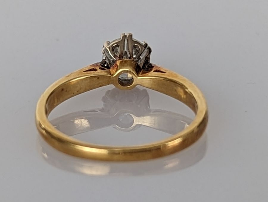 A diamond solitaire ring in an 18ct yellow gold claw setting, the round brilliant-cut diamond 0.50 - Image 4 of 4