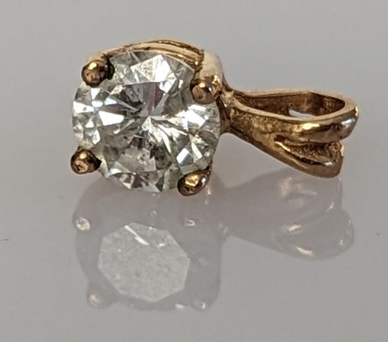 A solitaire diamond ring with split shoulder shank, decorated with diamonds to both sides - Image 5 of 7