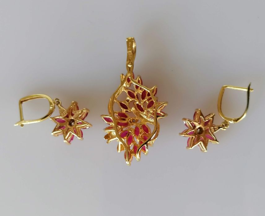 A yellow gold garnet flower pendant with diamond decoration, 40 x 20mm, hallmarked 750, 5.7g - Image 4 of 4