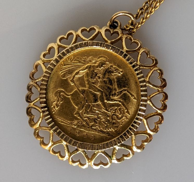 An Edwardian gold half sovereign, 1909, on a 9ct mount and chain, 10g - Image 2 of 2