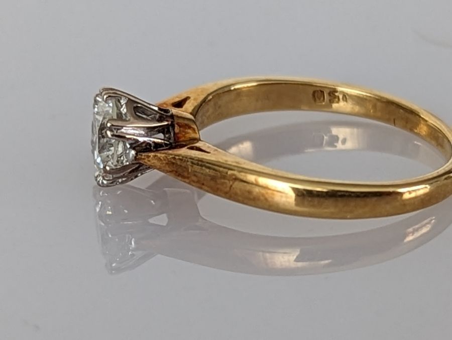 A diamond solitaire ring in an 18ct yellow gold claw setting, the round brilliant-cut diamond 0.50 - Image 3 of 4