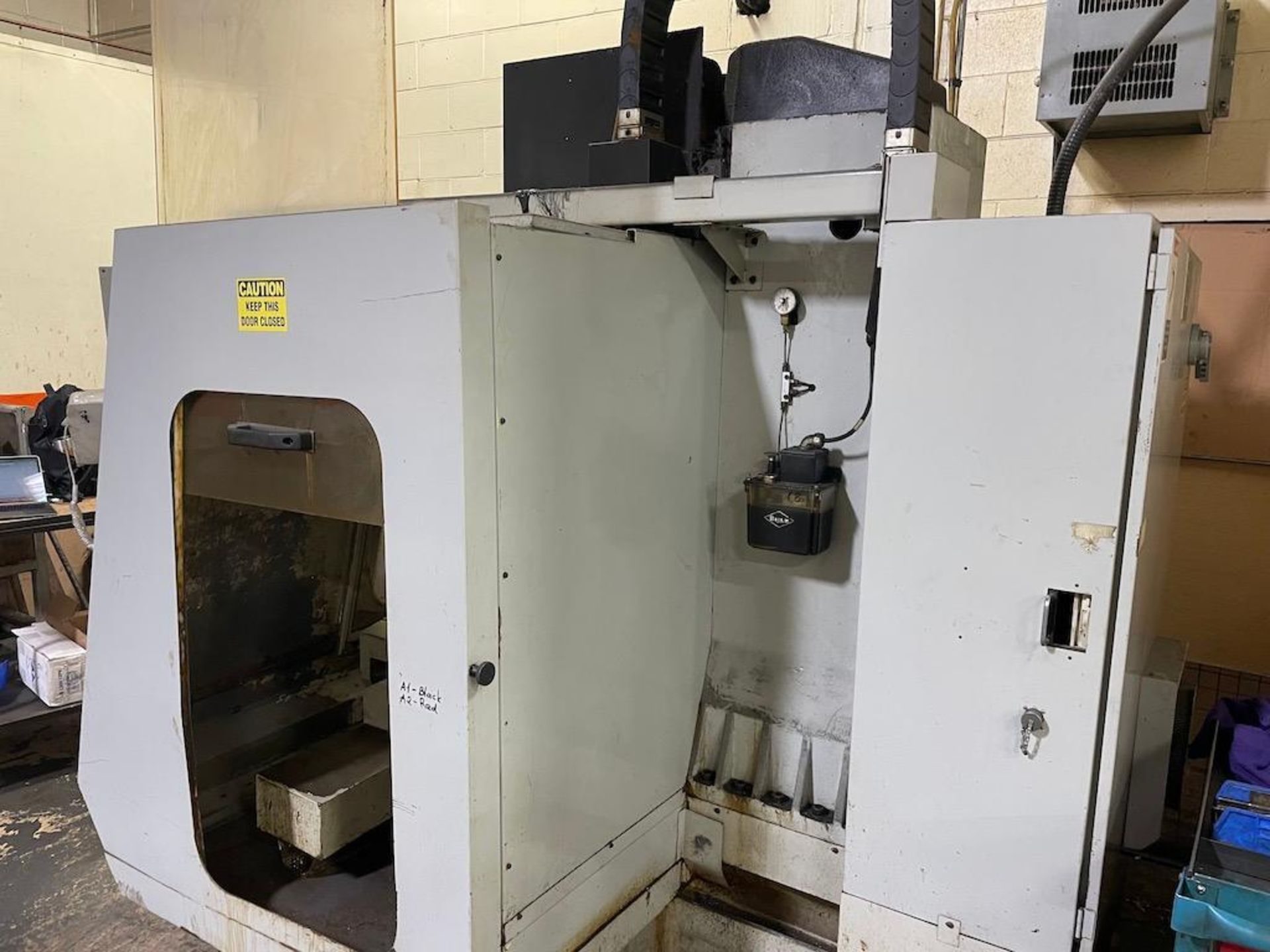 BRIDGEPORT DISCOVERY TORQ CUT 22 CNC VERTICAL MACHINING CENTER, TRAVELS: X 22", Y 16", Z 20", 48" X - Image 4 of 6