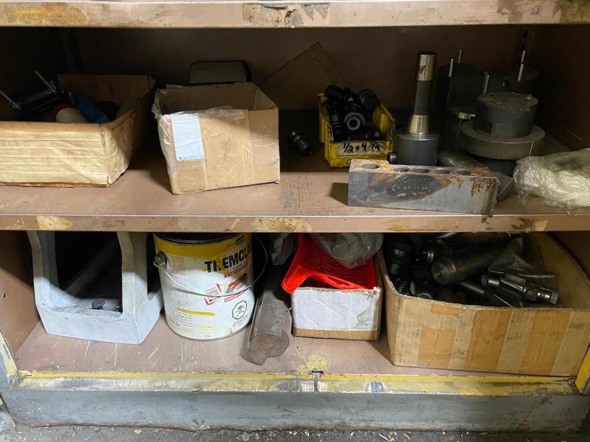 2 DOOR CABINET INCLUDING ASSORTED GRINDING WHEELS, ABRASIVES, PLUS GRINDING WHEELS ON WALL BOARD - Image 4 of 5